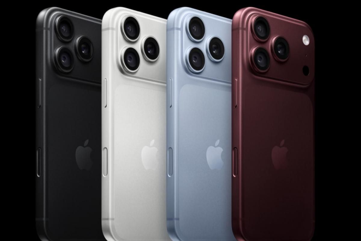 Cuatro iPhone 18 Pro Max vistos por detrás en negro, plata, glaciar y burdeos, cada uno con su módulo de tres cámaras