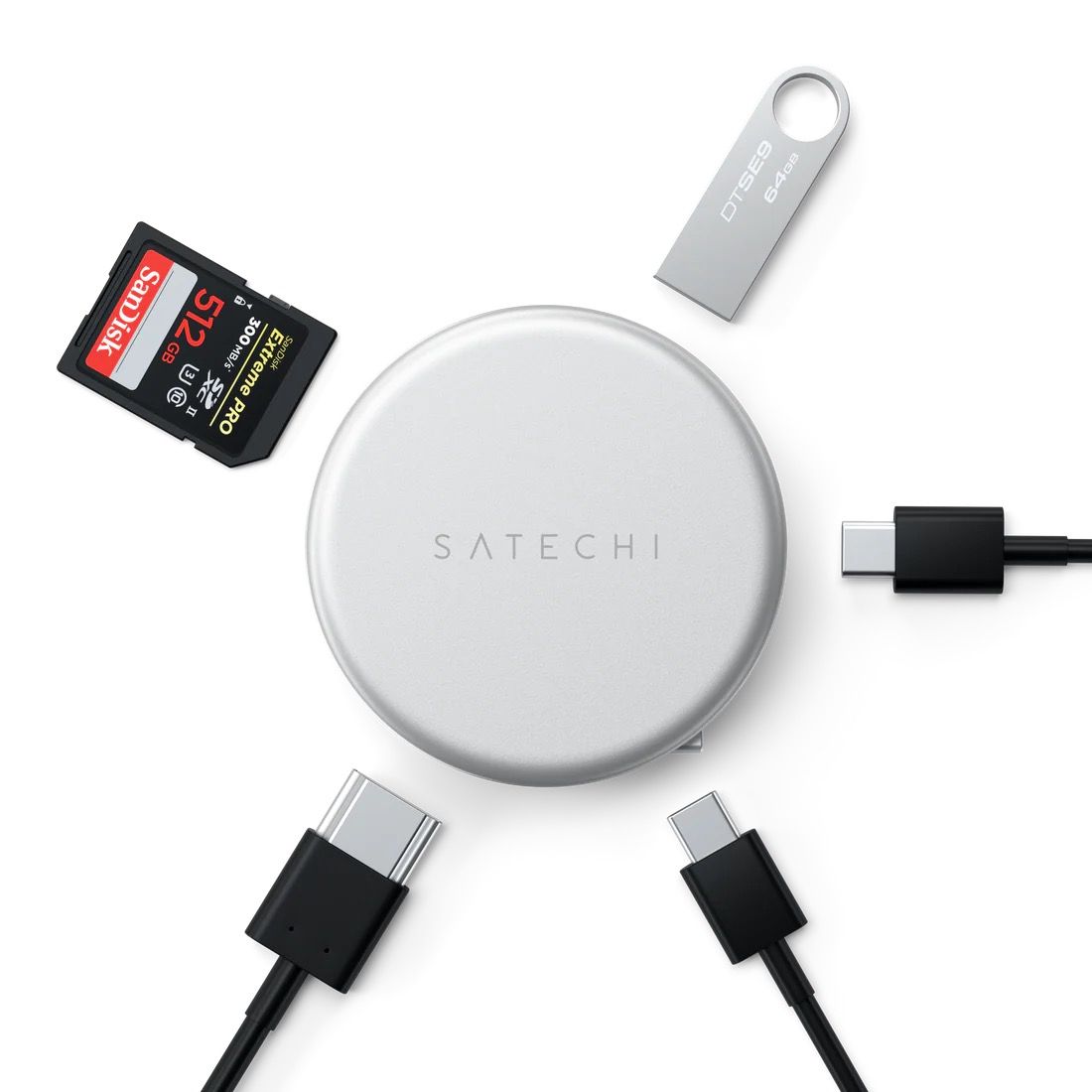 Hub Satechi OnTheGo 5 en 1 con una tarjeta SD, una memoria USB y dos cables USB-C alrededor